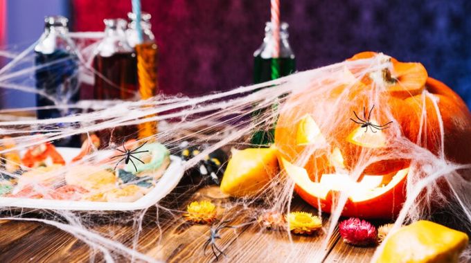 Halloweenské dekorace si můžete doma vytvořit snadno a levně