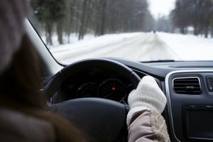Zimní výbava do auta, která vám zachrání cestu i nervy