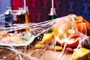 Halloweenské dekorace si můžete doma vytvořit snadno a levně