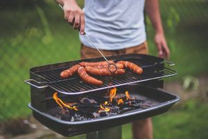 Čištění grilu nemusí být na dlouho. Práci vám urychlí tyto triky
