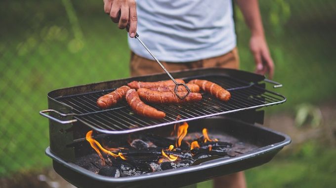 Čištění grilu nemusí být na dlouho. Práci vám urychlí tyto triky
