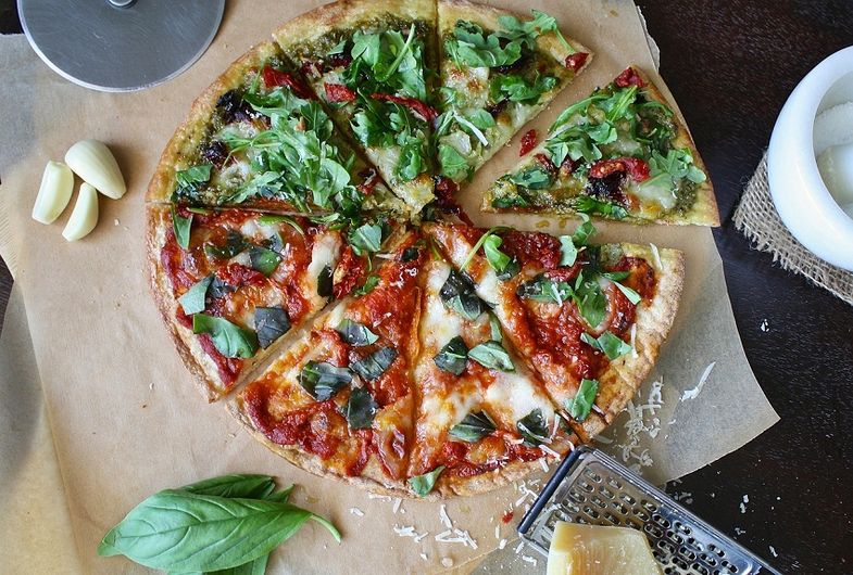 Dom&aacute;c&iacute; pizza z ovesn&yacute;ch vloček