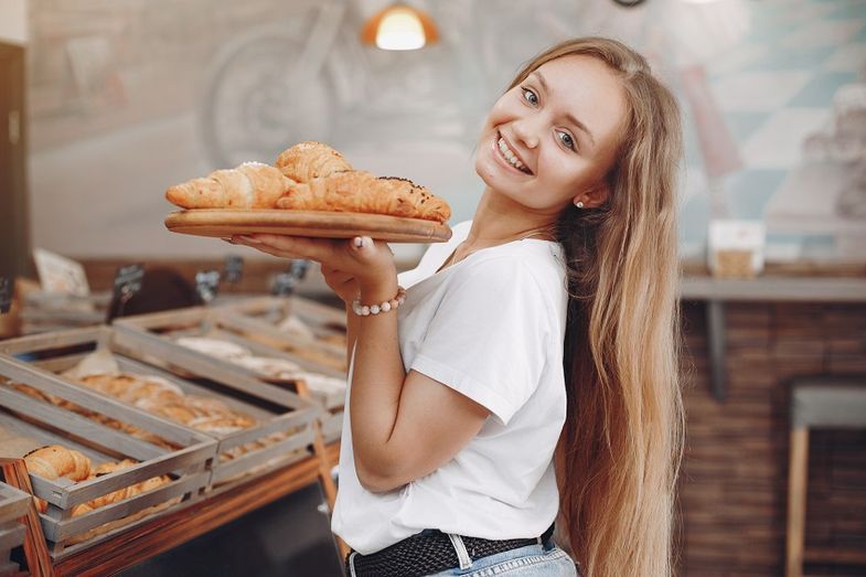 žena s pečivem