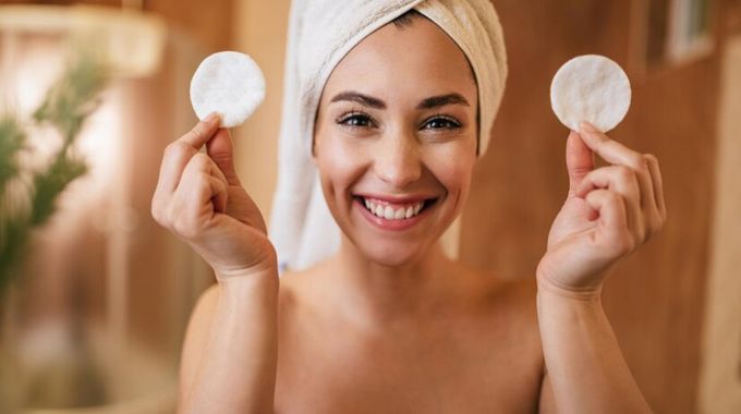 Přírodní pleťové vody, které si můžete vyrobit doma