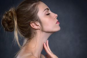 Obličejové cviky, které dokáží odstranit vrásky