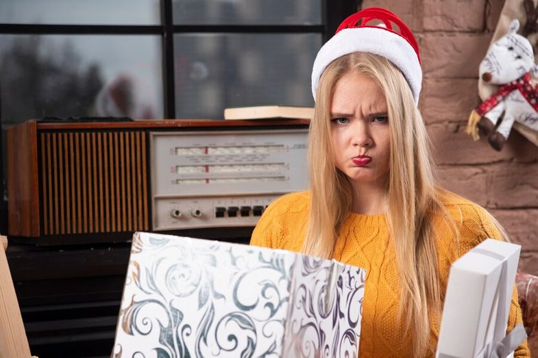naštvaná dívka s dárky